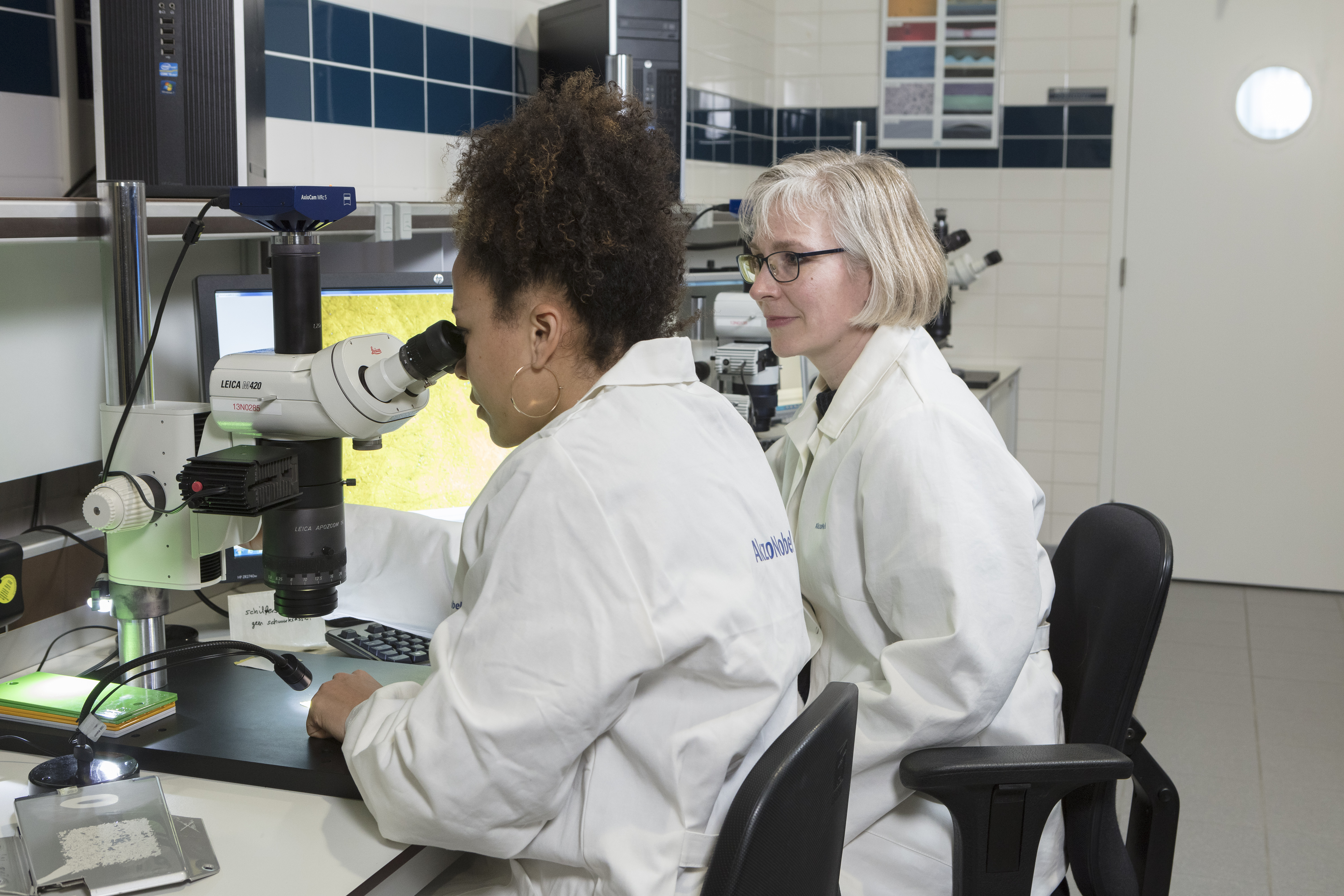 Sign Finishes two women working in a laboratorium